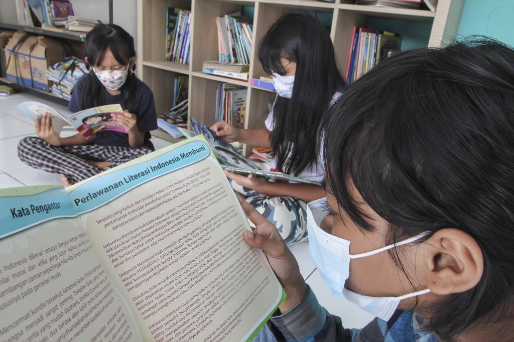 KIAT MENINGKATKAN MINAT MEMBACA BUKU BAGI ANAK UNTUK MENUMBUHKAN MASYARAKAT PEBELAJAR
